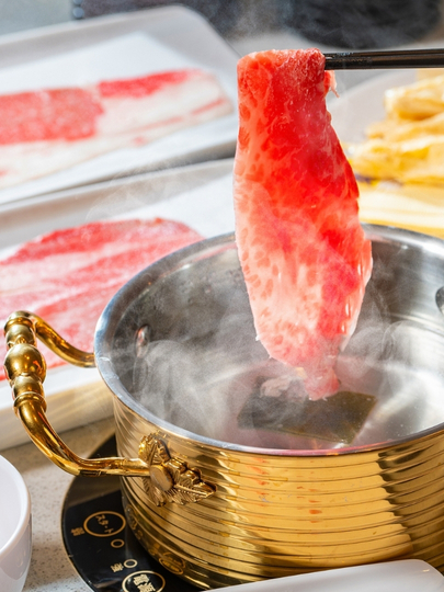 湯にくぐらせる和牛